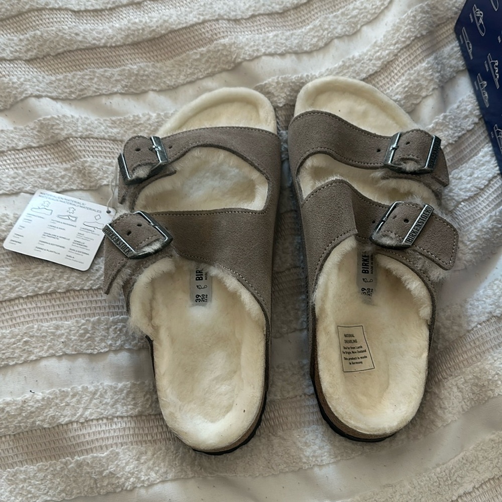Brand new size 8.0 Birkenstock slides with fur Arizona Shearling